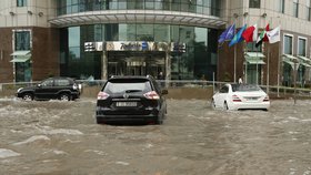 Spojené arabské emiráty v březnu postihly silné bouřky. Vydatné deště způsobily bleskové povodně.