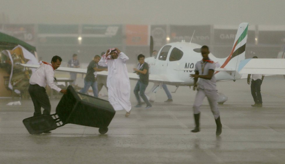 Spojené arabské emiráty postihly silné bouřky. Vydatné deště způsobily bleskové povodně.