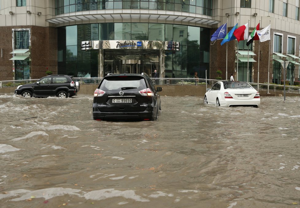 Spojené arabské emiráty postihly silné bouřky. Vydatné deště způsobily bleskové povodně.
