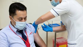 První dávku má 100 % těch, kteří se očkovat mohou, hlásí SAE. Emiráty očkují děti už od tří let