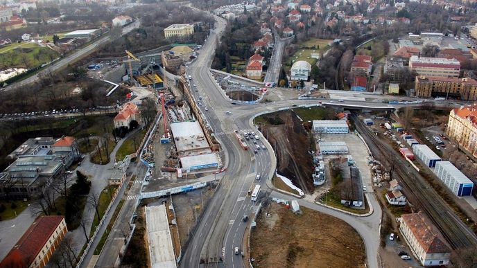 Spojení dejvického nádraží (vpravo dole) s Veleslavínem raženými tunely pod Střešovicemi (horní část snímku) by mělo pozitiva v omezeném dopadu na život v okolí.