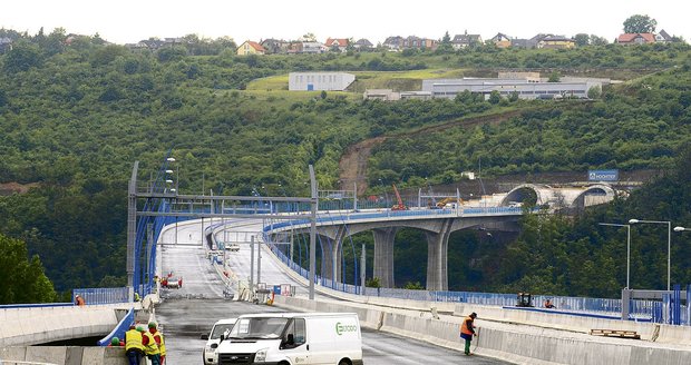 Jihozápadní část pražského okruhu, která spojí dálnici D1 a D5, má být otevřená od poloviny září