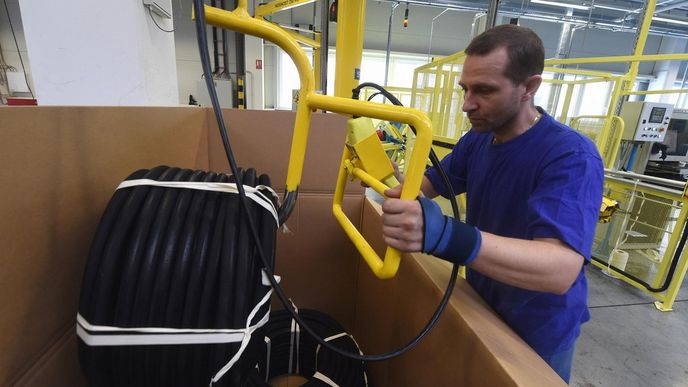 Společnost Semperflex Optimit, která je největším výrobcem hydraulických a průmyslových hadic v Evropě, otevřela v dubnu ve svém areálu v Odrách na Novojičínsku novou výrobní halu. Na snímku je příprava zboží (hadic) k expedici.