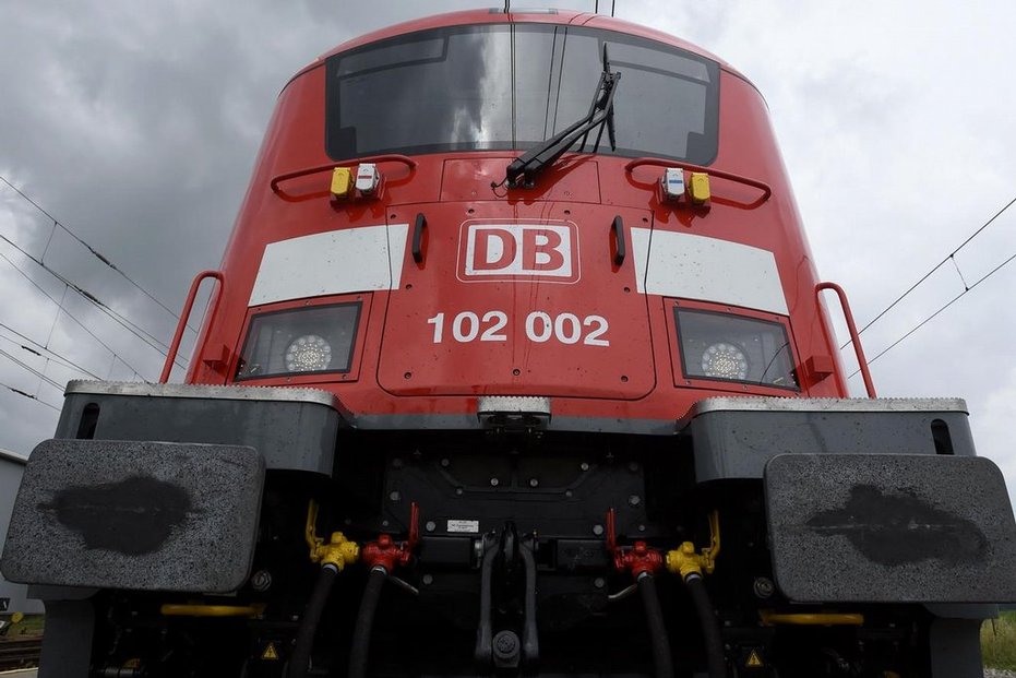 Společnost Škoda Transportation představila 27. června na zkušebním polygonu u Velimi lokomotivu řady Emil Zátopek v designu pro německého železničního dopravce Deutsche Bahn. Lokomotiva dokáže jet až dvousetkilometrovou rychlostí.