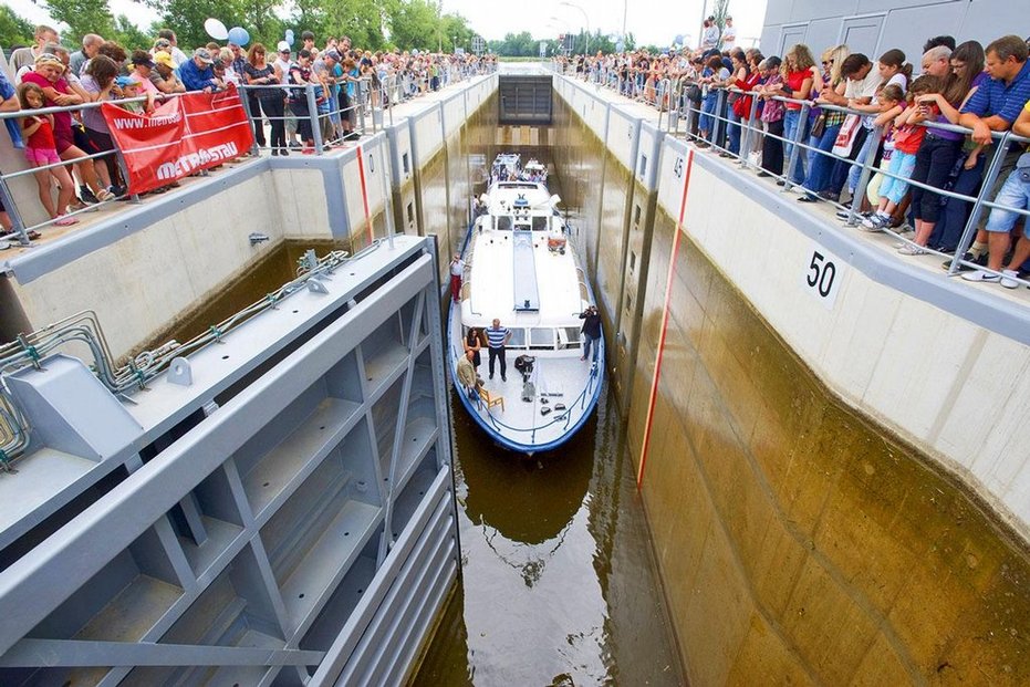 Společnost Sweco Hydroprojekt projektovala také plavební komoru v Českém Vrbném, která od roku 2011 umožňuje lodní dopravu mezi Českými Budějovicemi a Hlubokou nad Vltavou.