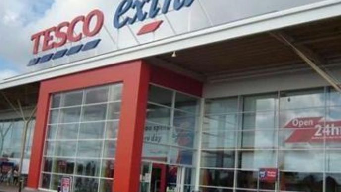 Společnost Tesco Stores ČR přestaví některé tuzemské hypermarkety na nové velkoplošné obchody Extra, jejichž součástí bude i lékárna, optika či prodejny s telekomunikačními a fotografickými službami. Jako první bude do září na formát Extra přestavěn hypermarket Tesco v Plzni. Žádný obchodní řetězec zatím v Česku podobné velkoplošné prodejny nemá. Tesco obchody Extra provozuje několik let v Británii, kde se prý osvědčily.