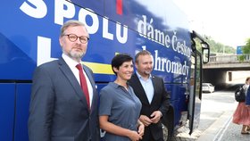 Šéfové stran koalice Spolu a volební autobus koalice (ODS, TOP 09 a KDU-ČSL) (13. 7. 2021)