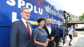 Šéfové stran koalice Spolu a volební autobus koalice (ODS, TOP 09 a KDU-ČSL) (13. 7. 2021)