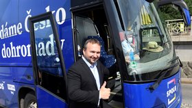 Šéf lidovců Marian Jurečka a volební autobus koalice Spolu (ODS, TOP 09 a KDU-ČSL) (13. 7. 2021)