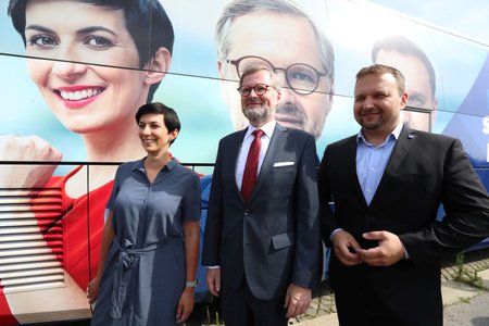 Šéfové stran koalice Spolu a volební autobus koalice (ODS, TOP 09 a KDU-ČSL) (13. 7. 2021)
