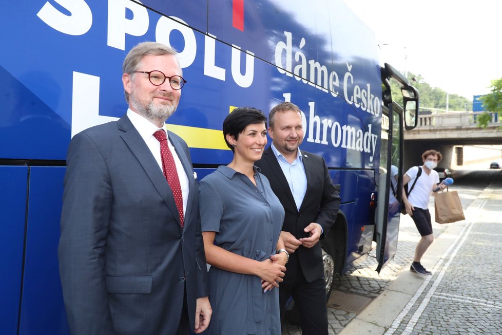 Šéfové stran koalice Spolu a volební autobus koalice (ODS, TOP 09 a KDU-ČSL) (13. 7. 2021)