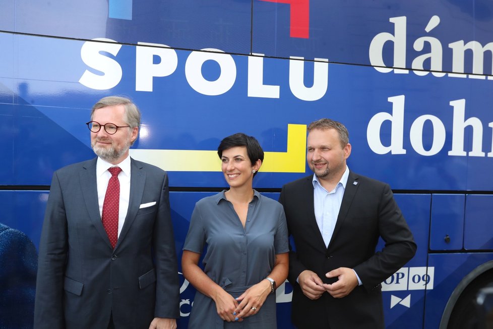 Šéfové stran koalice Spolu a volební autobus koalice (ODS, TOP 09 a KDU-ČSL) (13. 7. 2021)