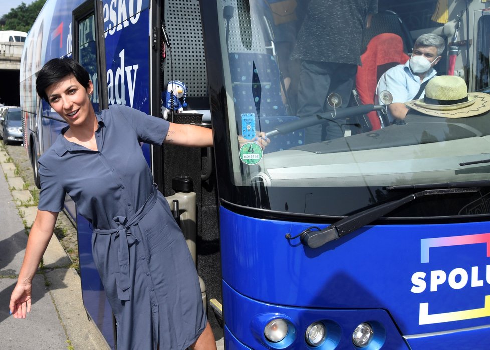 Šéfka TOP 09 Markéta Pekarová Adamová a volební autobus koalice Spolu (ODS, TOP 09 a KDU-ČSL) (13. 7. 2021)