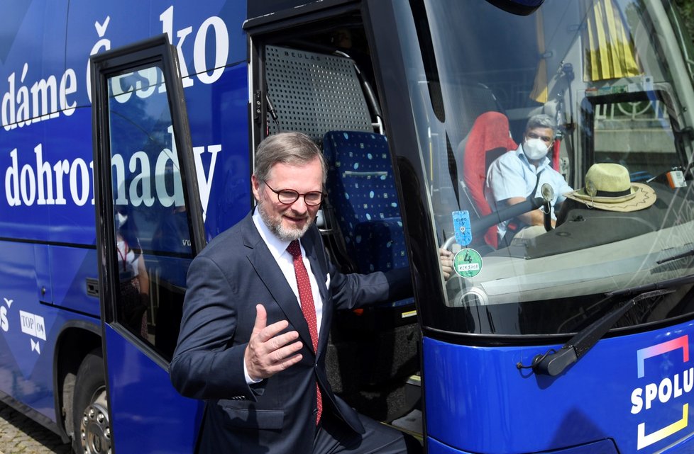 Šéf ODS Petr Fiala a volební autobus koalice Spolu (ODS, TOP 09 a KDU-ČSL) (13. 7. 2021)