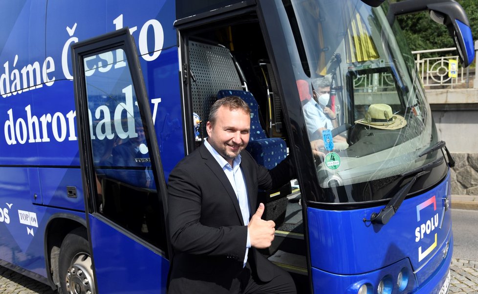 Šéf lidovců Marian Jurečka a volební autobus koalice Spolu (ODS, TOP 09 a KDU-ČSL) (13. 7. 2021)