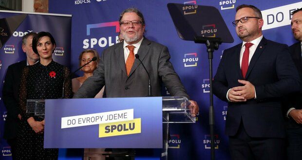 Politolog o eurovolbách: Fialovu koalici čeká soutěž v kroužkování, Babiš ukázal na věrnou