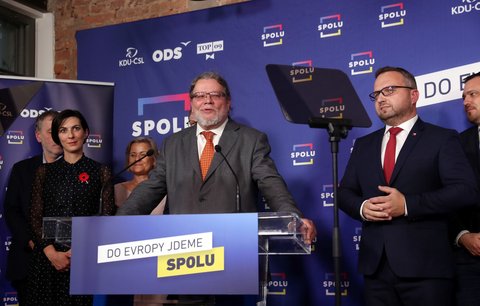 Politolog o eurovolbách: Fialovu koalici čeká soutěž v kroužkování, Babiš ukázal na věrnou