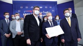 Pražská ODS, TOP 09 a KDU-ČSL půjdou do podzimních komunálních voleb společně v koalici SPOLU. Předsedové stran podepsali společné memorandum o spolupráci. (25. ledna 2022)