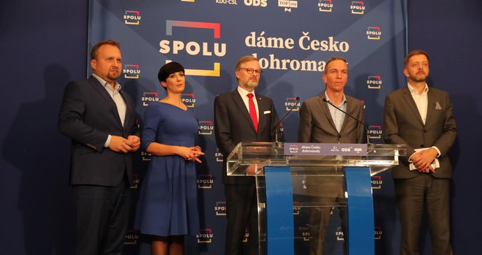 Volby do Sněmovny 2021: Jednání vítězné SPOLU a PirSTAN - předseda Lidovců Marian Jurečka, předsedkyně TOP09 Markéta Pekarová Adamová, předseda ODS Petr Fiala, předseda Pirátů Ivan Bartoš a předseda STAN Vít Rakušan (9.10.2021)