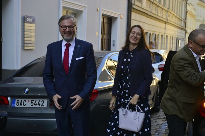 Petr Fiala přijíždí do volebního štábu koalice SPOLU