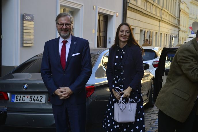 Petr Fiala přijíždí do volebního štábu koalice SPOLU