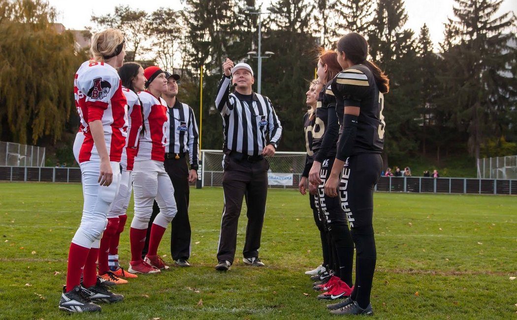 Bitters ženská liga amerického fotbalu zahájí v září již svoji třetí sezónu, která bude vrcholit tzv. Rose Bowlem