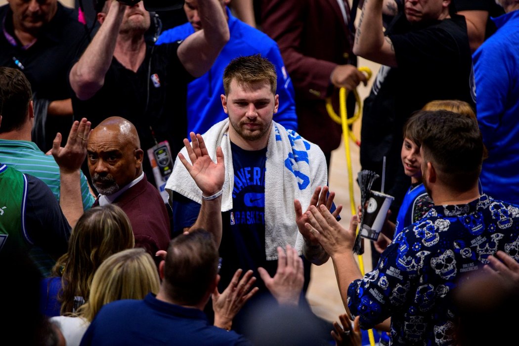 Dallas dotáhl k sedmému zápasu proti Phoenixu hvězdný Luka Dončič