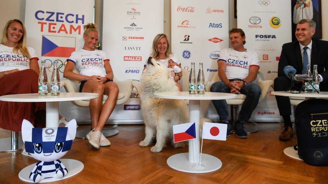 Vytrvalkyně Eva Vrabcová-Nývltová (uprostřed) sleduje svou fenku Bellu, která krátce zavyla na tiskové konferenci Českého olympijského výboru (ČOV)