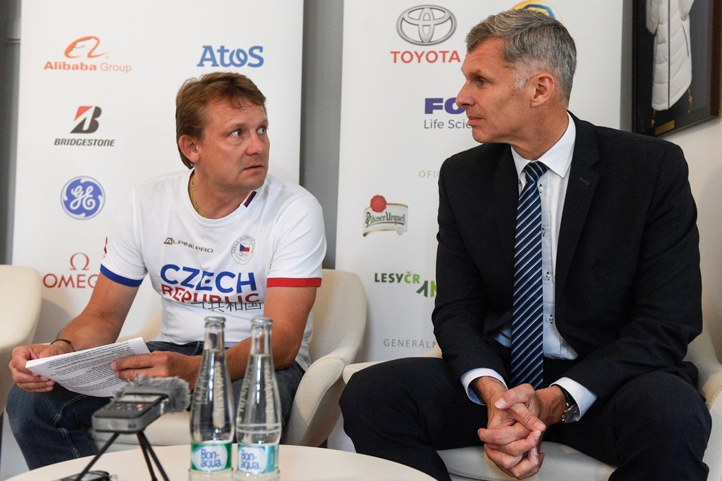 Předseda Českého olympijského výboru Jiří Kejval (vpravo) a sportovní ředitel ČOV Martin Doktor