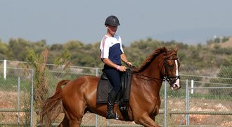 Vnučka britské královny se zranila, její kůň nepřežil