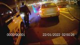 Taxikář vyhodil sprosté zákazníky z auta:  Neurvalec po něm házel kebab!
