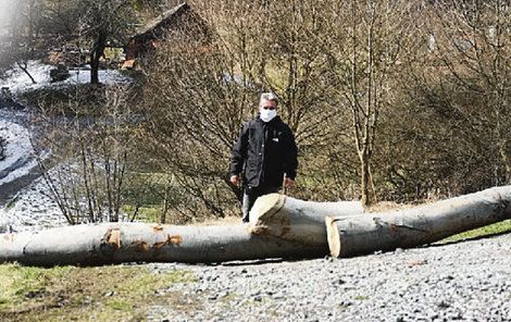 Jiří Bureš (57) ukazuje překážku na cestě.