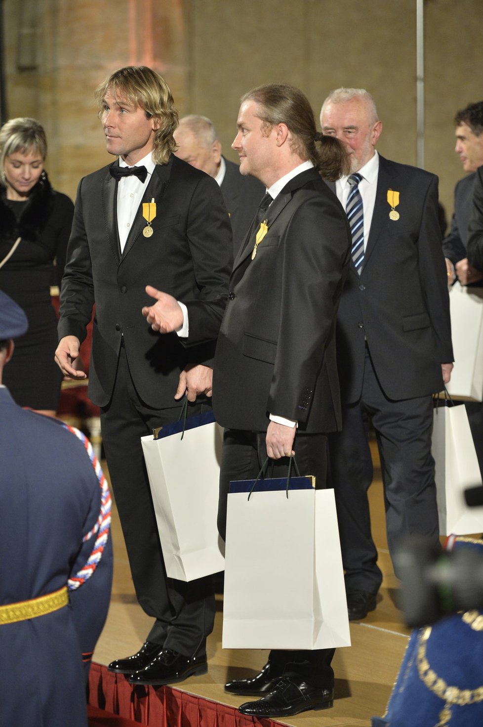 Také fotbalista Pavel Nedvěd a houslista Pavel Šporcl obdrželi státní vyznamenání.