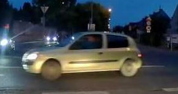 Policisté pátrají po řidiči, který na spořilovské křižovatce srazil cyklistu a ujel z místa nehody. (12. červenec 2023)