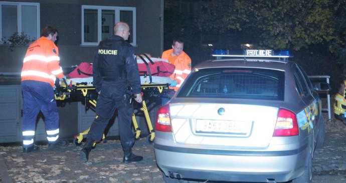 Zdravotníci odvážejí postřeleného muže