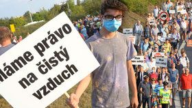 Desítky lidí zablokovaly Spořilovskou spojku. Chtěli upozornit na hluk a smrad, ve kterém musejí žít kvůli chybějícímu okruhu.