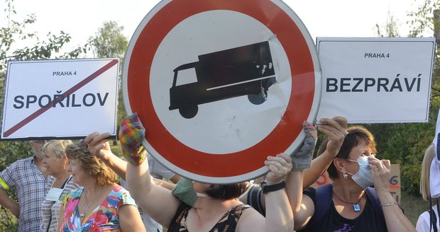 Desítky lidí zablokovaly Spořilovskou spojku. Chtěli upozornit na hluk a smrad, ve kterém musejí žít kvůli chybějícímu okruhu.