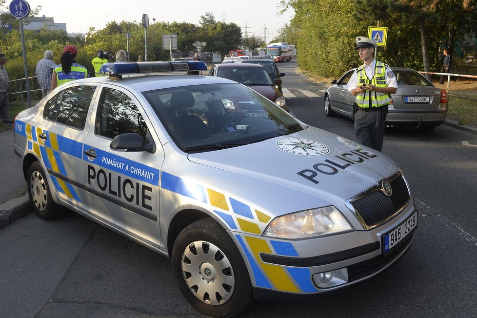 Desítky lidí zablokovaly Spořilovskou spojku. Chtěli upozornit na hluk a smrad, ve kterém musejí žít kvůli chybějícímu okruhu.