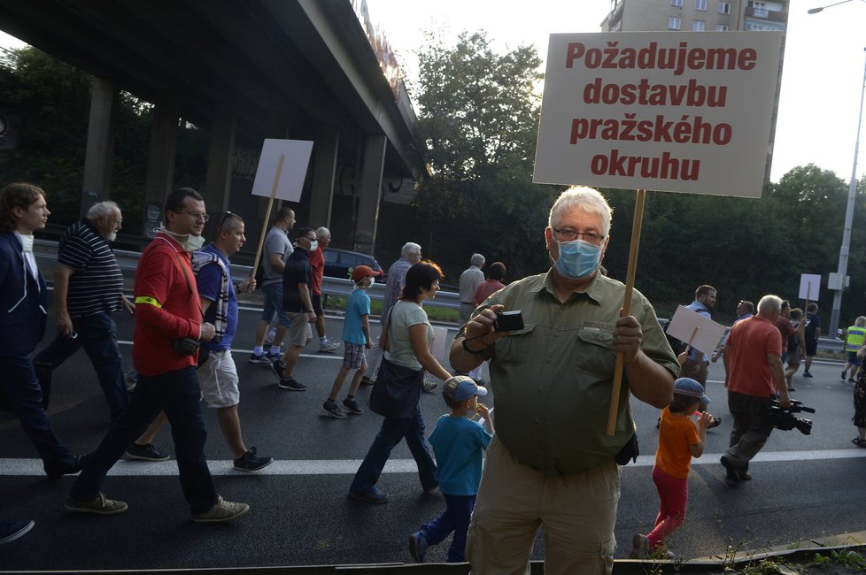 Desítky lidí zablokovaly Spořilovskou spojku. Chtěli upozornit na hluk a smrad, ve kterém musejí žít kvůli chybějícímu okruhu.