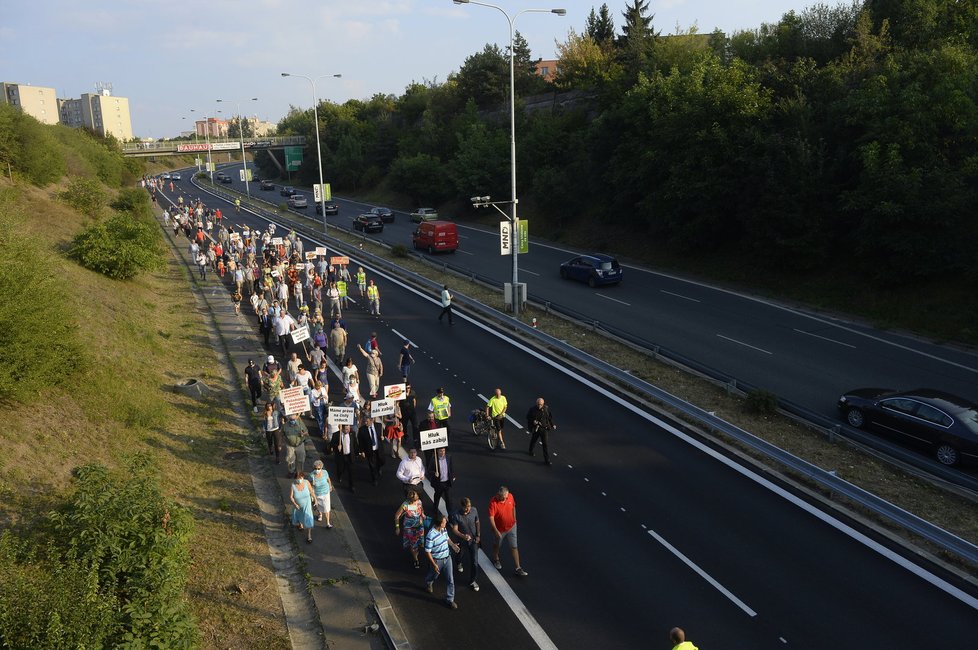 Desítky lidí zablokovaly Spořilovskou spojku. Chtěli upozornit na hluk a smrad, ve kterém musejí žít kvůli chybějícímu okruhu.