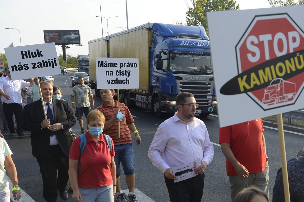 Desítky lidí zablokovaly Spořilovskou spojku. Chtěli upozornit na hluk a zápach, ve kterém musejí žít kvůli chybějícímu okruhu.