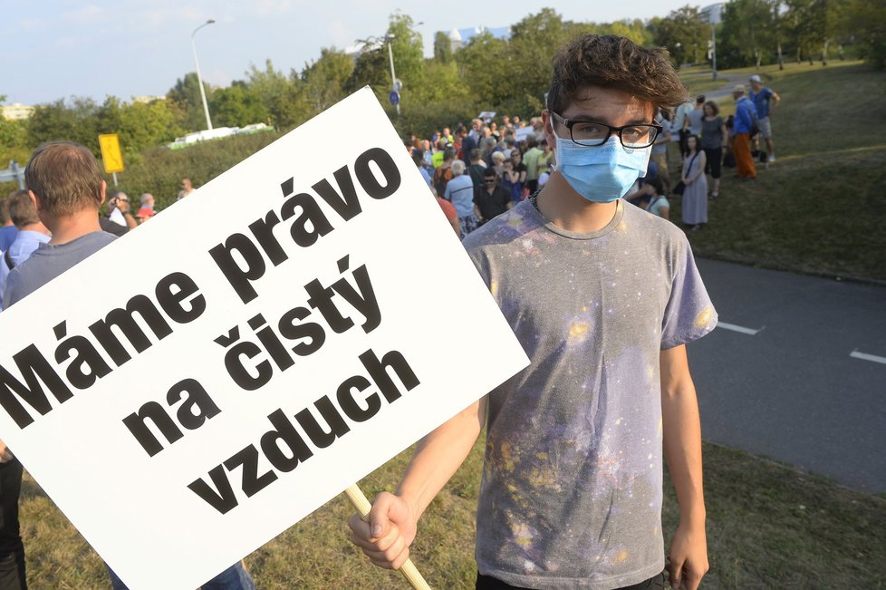 Desítky lidí zablokovaly Spořilovskou spojku. Chtěli upozornit na hluk a smrad, ve kterém musejí žít kvůli chybějícímu okruhu.