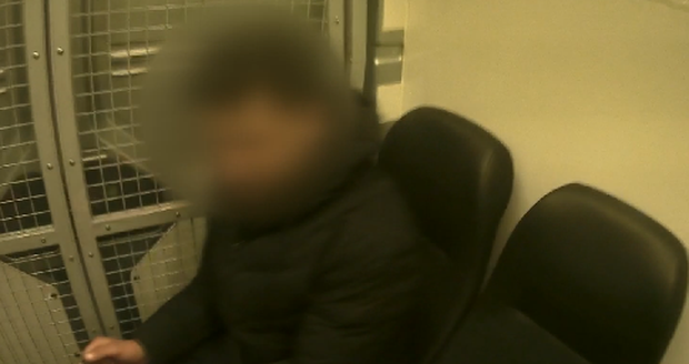 Převaděč (24) vezl v dodávce 12 syrských migrantů i s dětmi. Mířili do Německa, v Praze je chytla policie