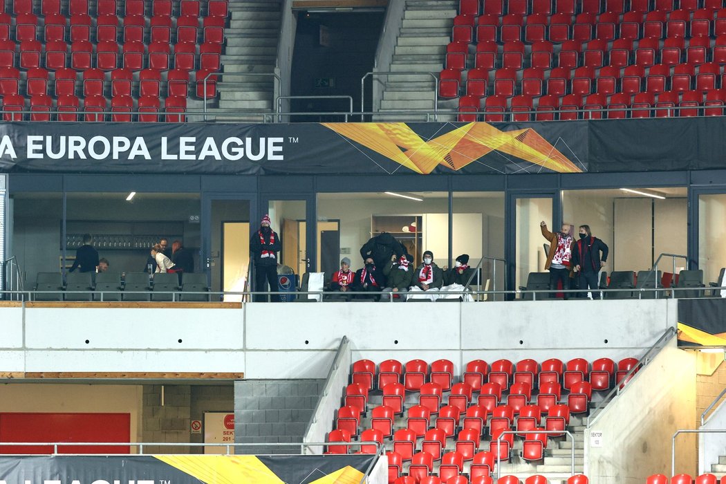 Diváci, kteří se po protestování dostali na utkání Slavie proti Beer Ševě v Evropské lize