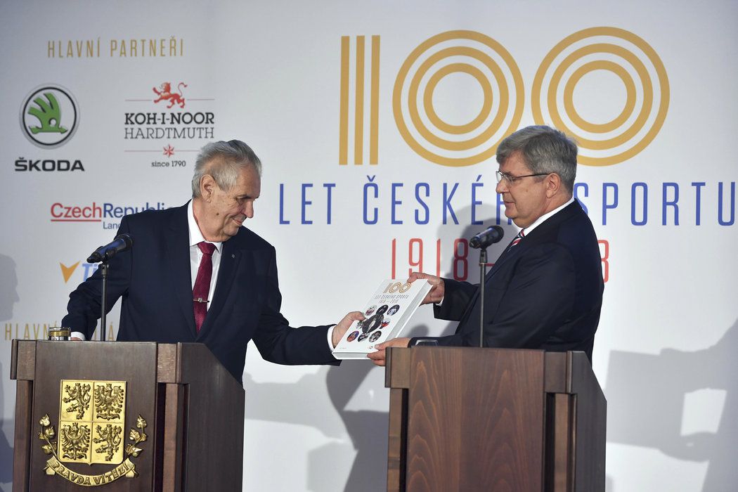 Prezident Miloš Zeman s šéfem České unie sportu Miroslavem Janstou