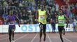 Běh na 200 metrů muži: zleva Isiah Young z USA, Usain Bolt z Jamajky a Carvin Nkanata z Keni.