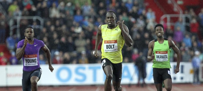 Běh na 200 metrů muži: zleva Isiah Young z USA, Usain Bolt z Jamajky a Carvin Nkanata z Keni.