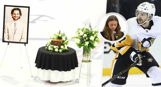 Johnson (†29) měl pohřeb v hokejové hale: Emotivní řeč snoubenky Johnson (†29) měl pohřeb v hokejové hale: Emotivní řeč snoubenky