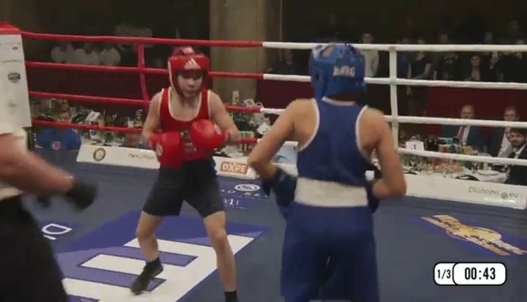 Talentovaný boxer Adam Marcin (červené rukavice) má za sebou nepříjemnou zkušenost