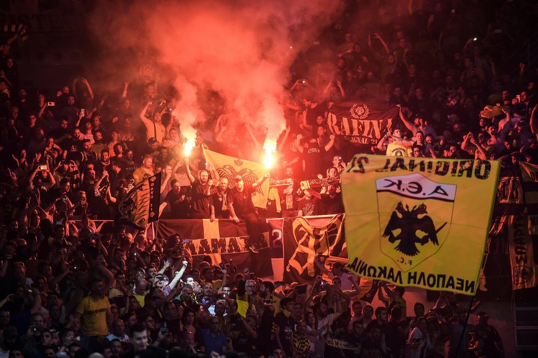 Před duelem fotbalového celku AEK Atény zemřel jeden z jejich příznivců